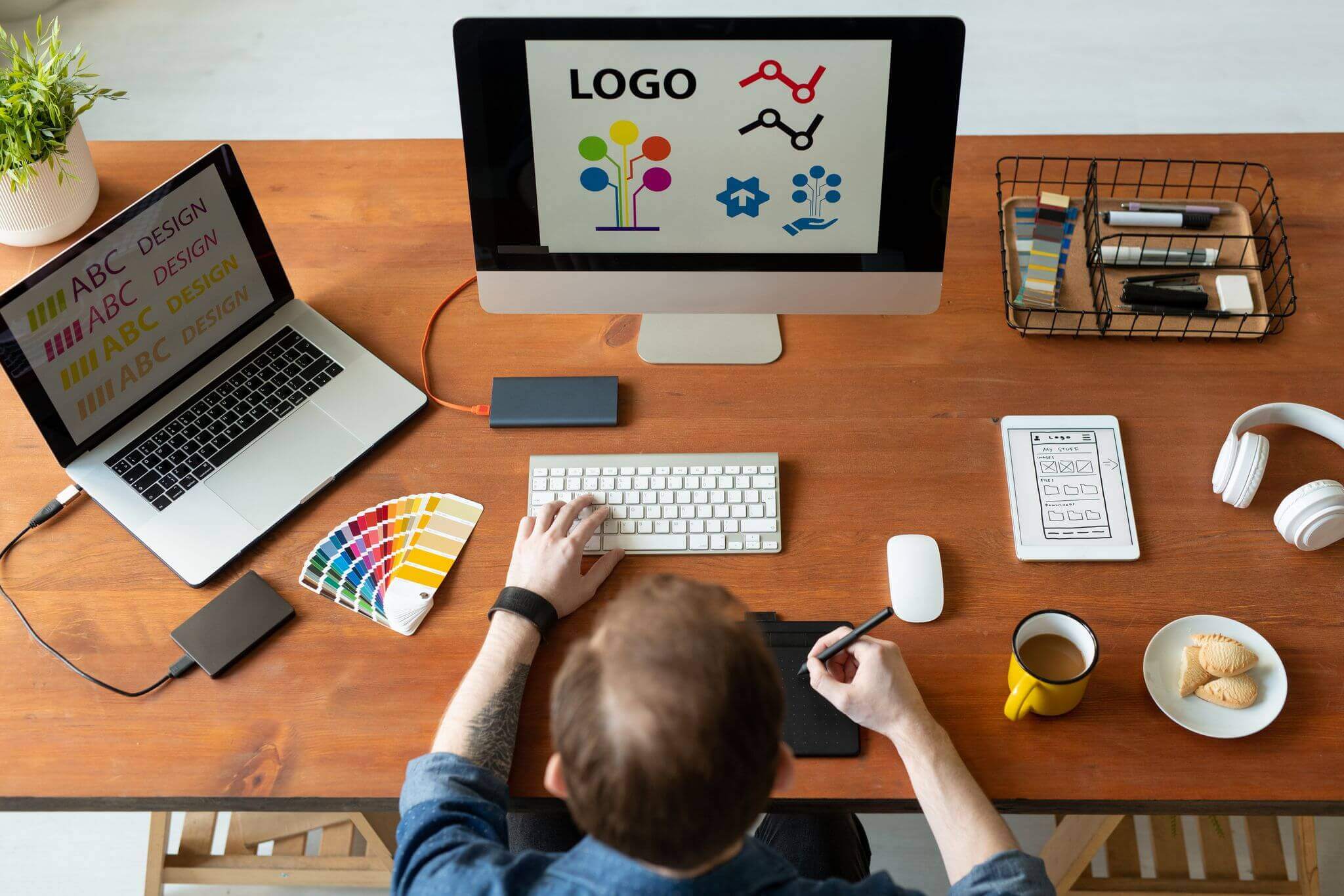 Graphic designer travaillant sur un logo