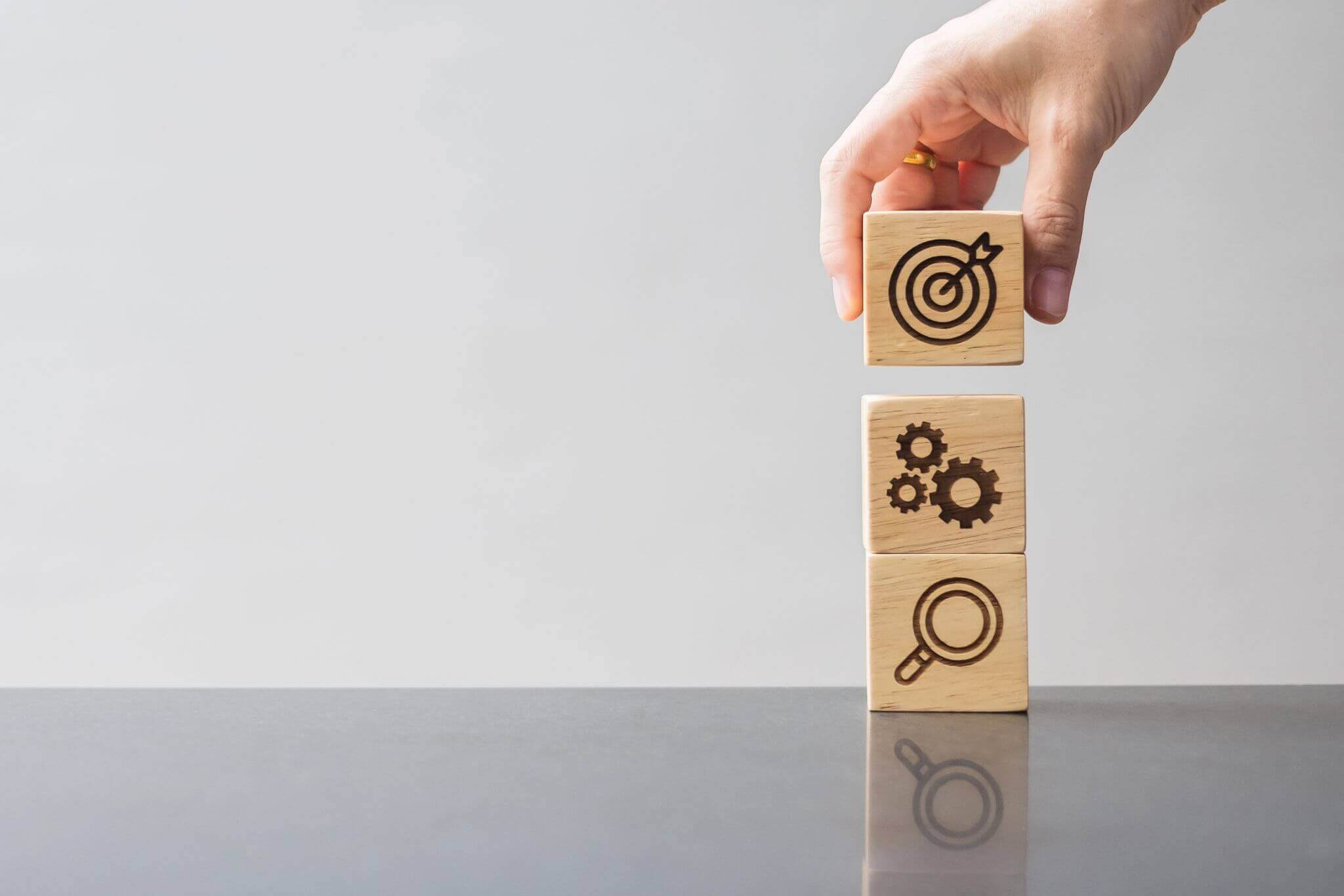 Cubes en bois marqués d'une stratégie pour atteindre ses objectifs