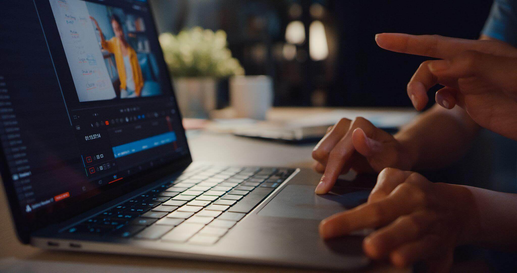 Personnes travaillant sur un montage vidéo