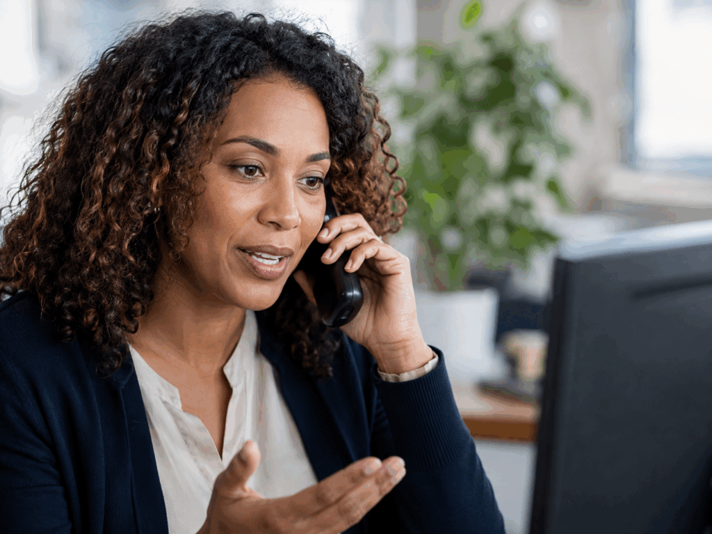 Conseillère répondant à un appel client pour assurer une prise en charge rapide