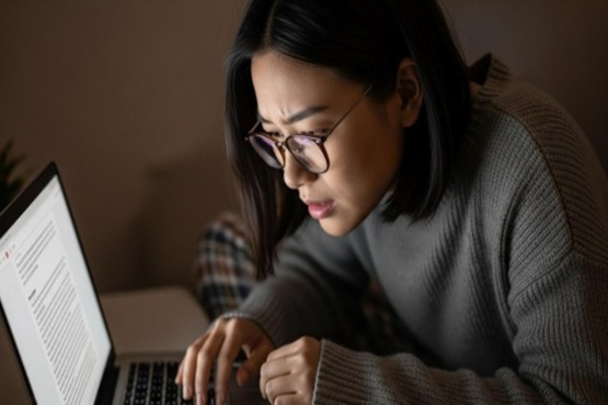 Une femme qui peine à lire un texte sur un site Web