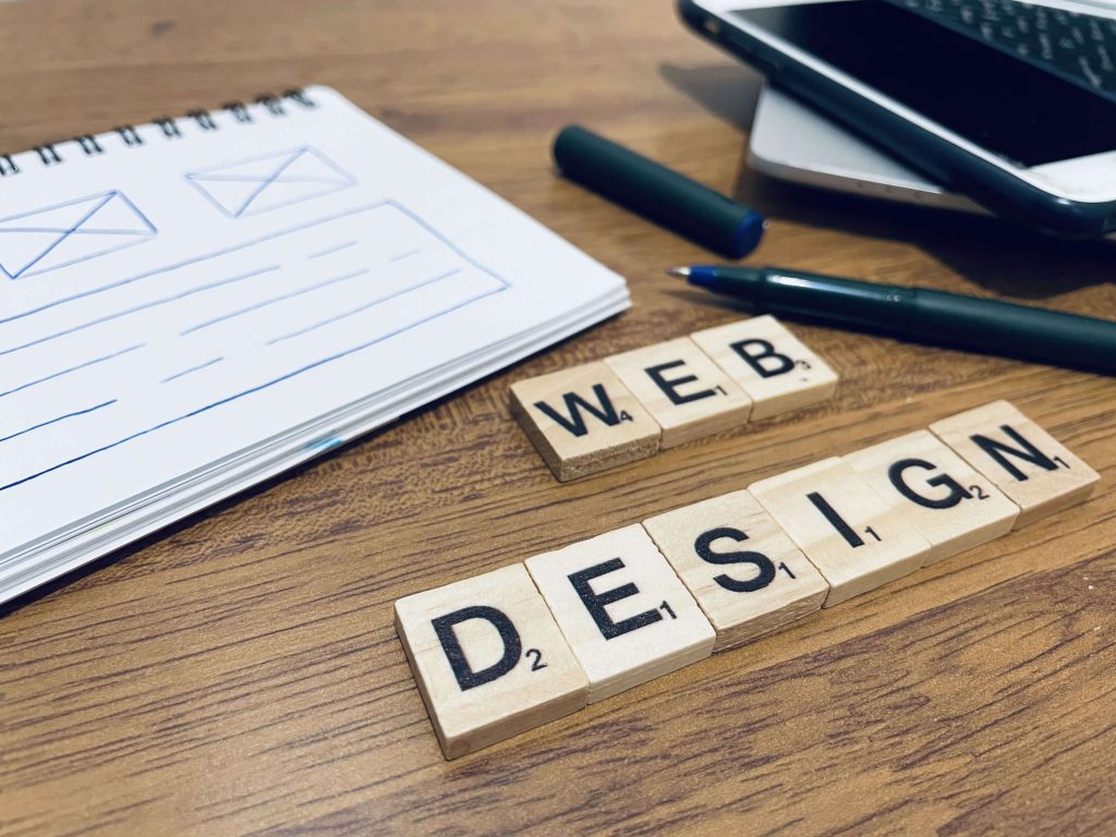 Table de bureau portant les inscriptions "Web Design"