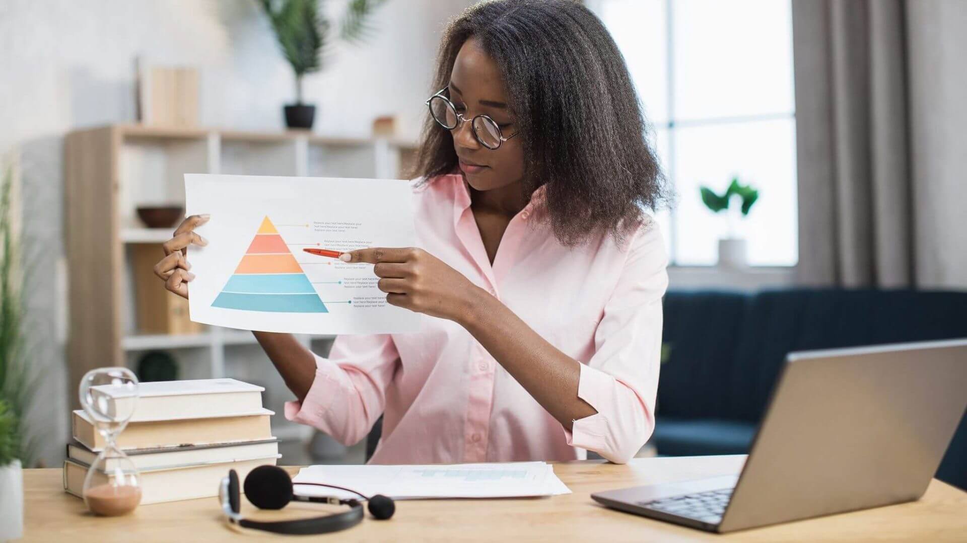 Femme donnant des explications sur une analyse