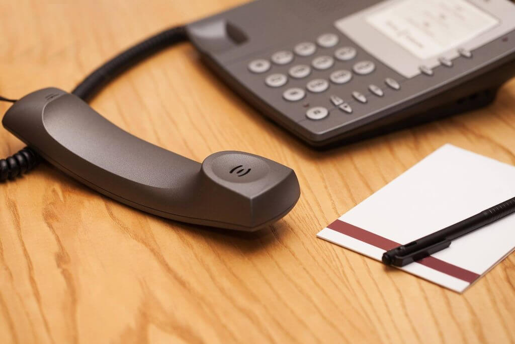 Téléphone posé sur une table