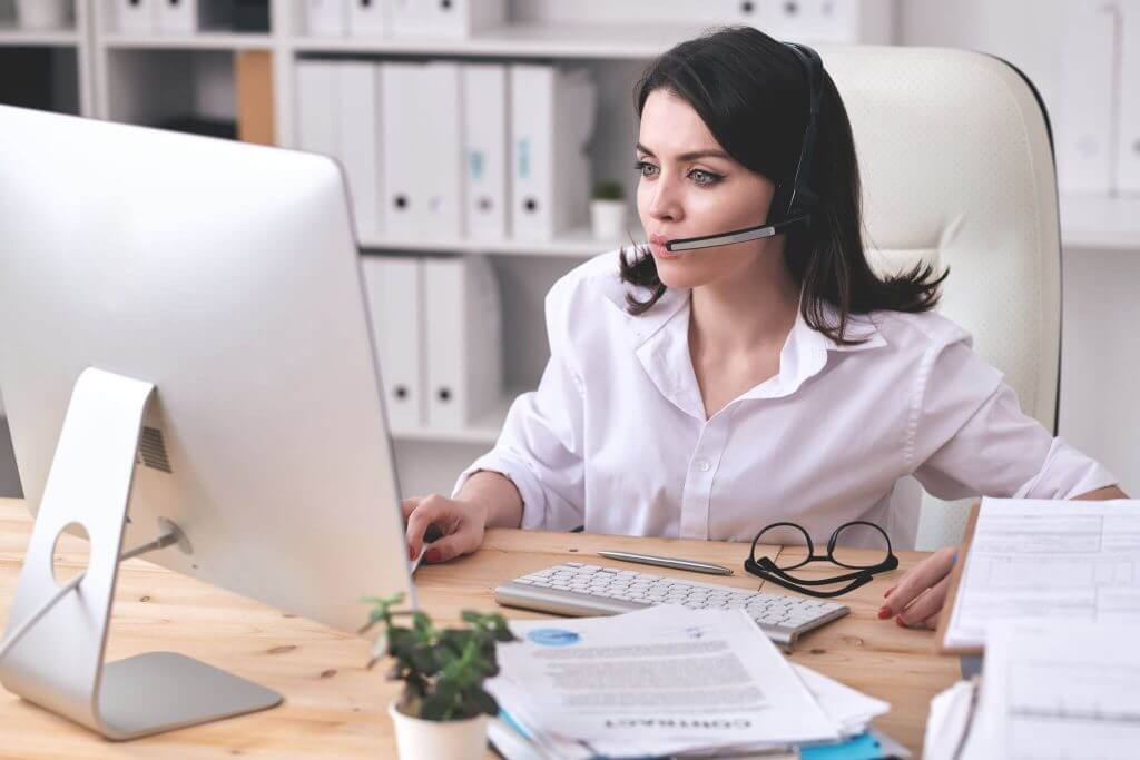 Téléconseillère sur son lieu de travail