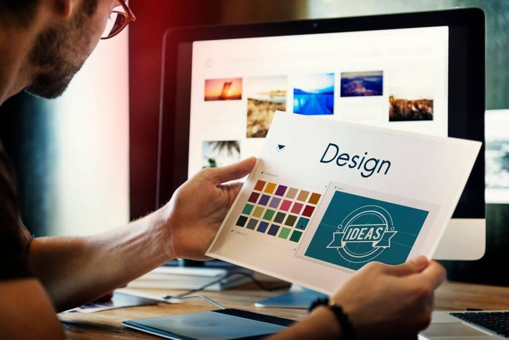 Employé cherchant des idées de design