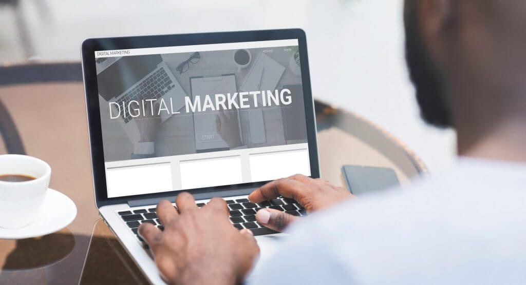 Employé faisant du Digital marketing