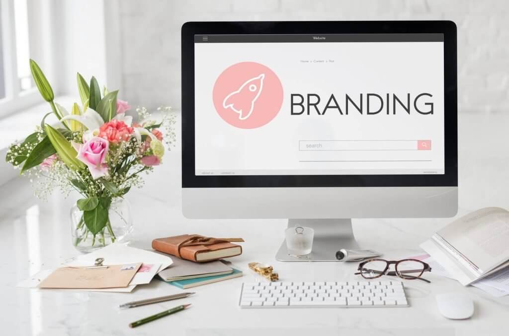 Ordinateur d'une personne faisant du Branding